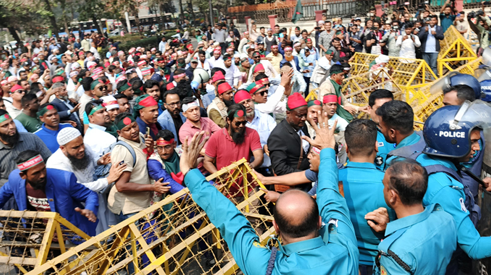 সচিবালয়ের পথে চাকরিচ্যুত বিডিআর সদস্যরা