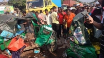 দাঁড়িয়ে থাকা অটোতে কাভার্ডভ্যানের ধাক্কা, নিহত ২