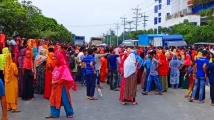 গাজীপুরে ১২ দফা দাবিতে শ্রমিকদের বিক্ষোভ, অবরোধ