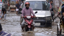 রাতভর বৃষ্টি, জলাবদ্ধতায় দুর্ভোগে নগরবাসী