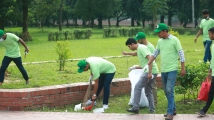 জিয়াউর রহমানের মাজার পরিষ্কার করলো ছাত্রদল