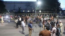 বঙ্গভবনের সামনে উৎসুক জনতার ভিড়