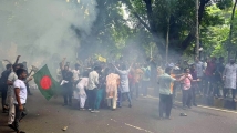 প্রধান উপদেষ্টার বাসভবনের সামনে ৩৫ প্রত্যাশীরা, ছত্রভঙ্গ করতে টিয়ারশেল নিক্ষেপ