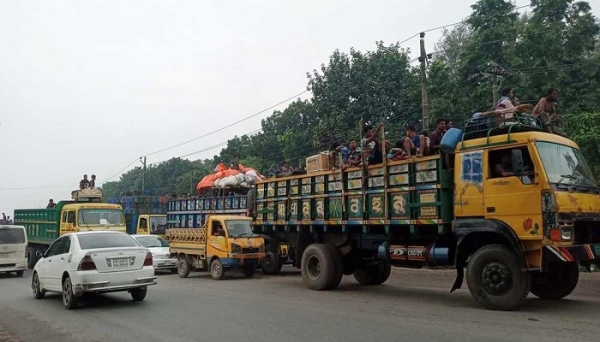 মহাসড়কে ঈদ করতে হচ্ছে ঘরমুখো মানুষকে