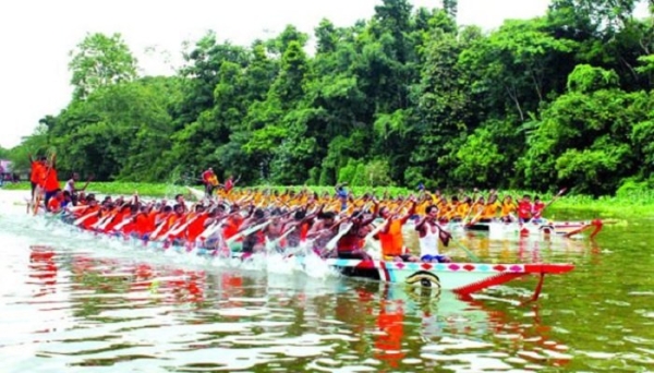 নৌকাবাইচ জিতে পেলেন সোনার নৌকা