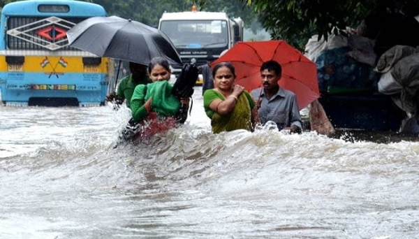 দুইদিনের টানা বৃষ্টিতে ভোগান্তিতে কলকাতার মানুষ